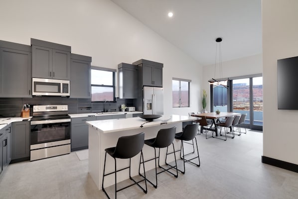 Réfrigérateur, micro-ondes, four, plaque de cuisson