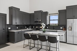 Fridge, microwave, oven, stovetop - Vizcaya #2 - Moab's Newest Luxury Rental (Hot Tub) (Moab)