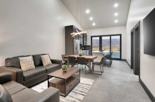Vizcaya #4 - Moab's Newest Luxury Rental (Hot Tub)