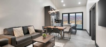 Vizcaya #4 - Moab's Newest Luxury Rental (Hot Tub)