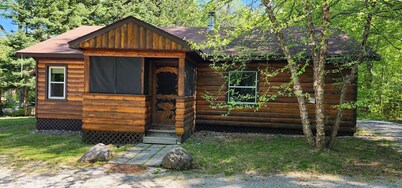 A cozy, pristine family retreat located in the town of Inlet. 