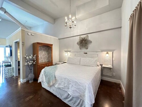 Haven at Hazel~Downtown Bungalow, cozy quarters for up to four, farmhouse chic.