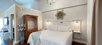 Haven at Hazel~Downtown Bungalow, cozy quarters for up to four, farmhouse chic.
