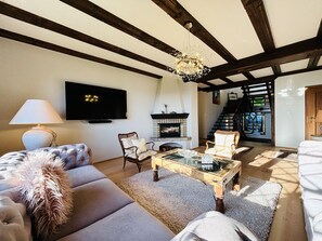 Smart TV, fireplace, books, stereo