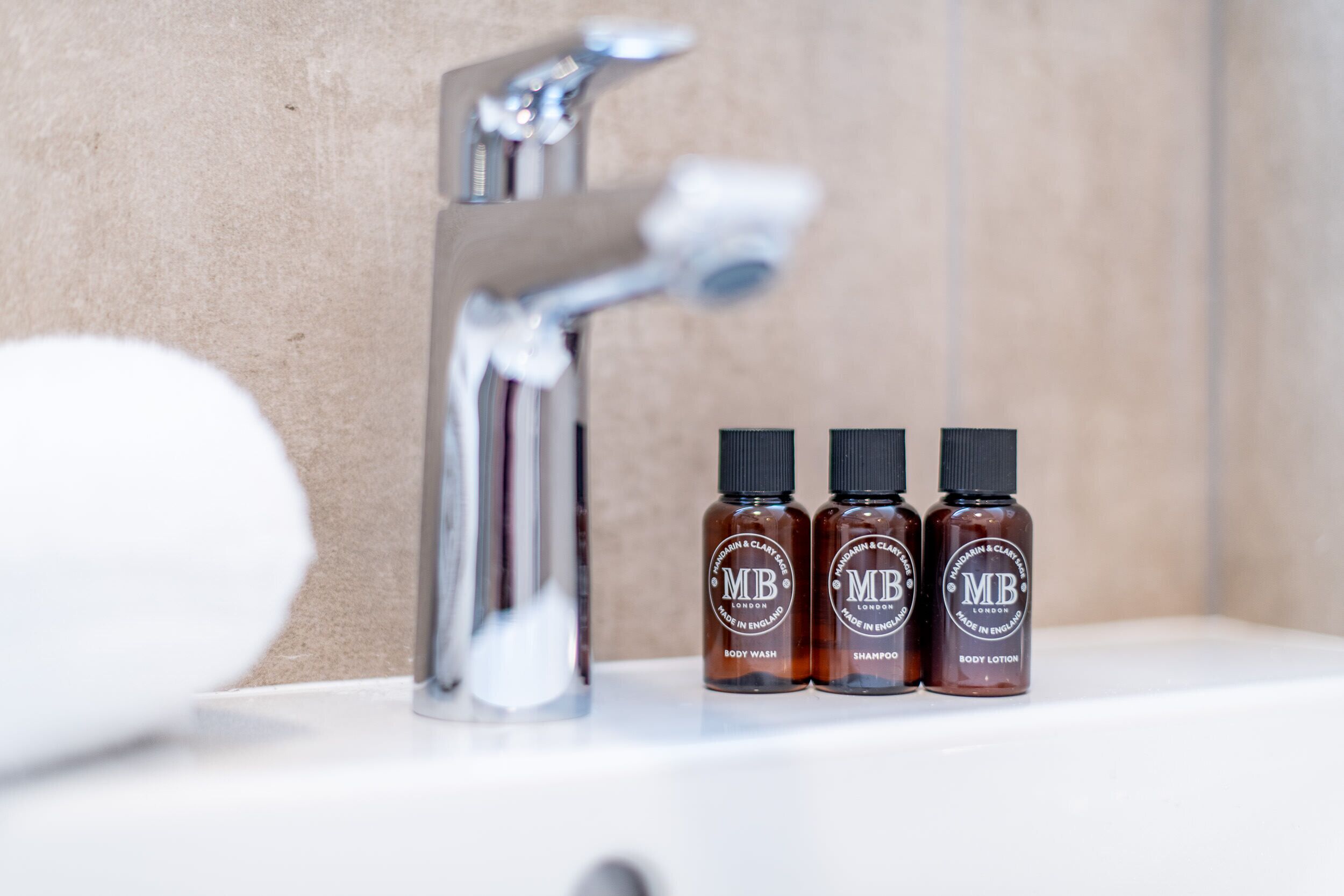 Een douche, een haardroger, handdoeken