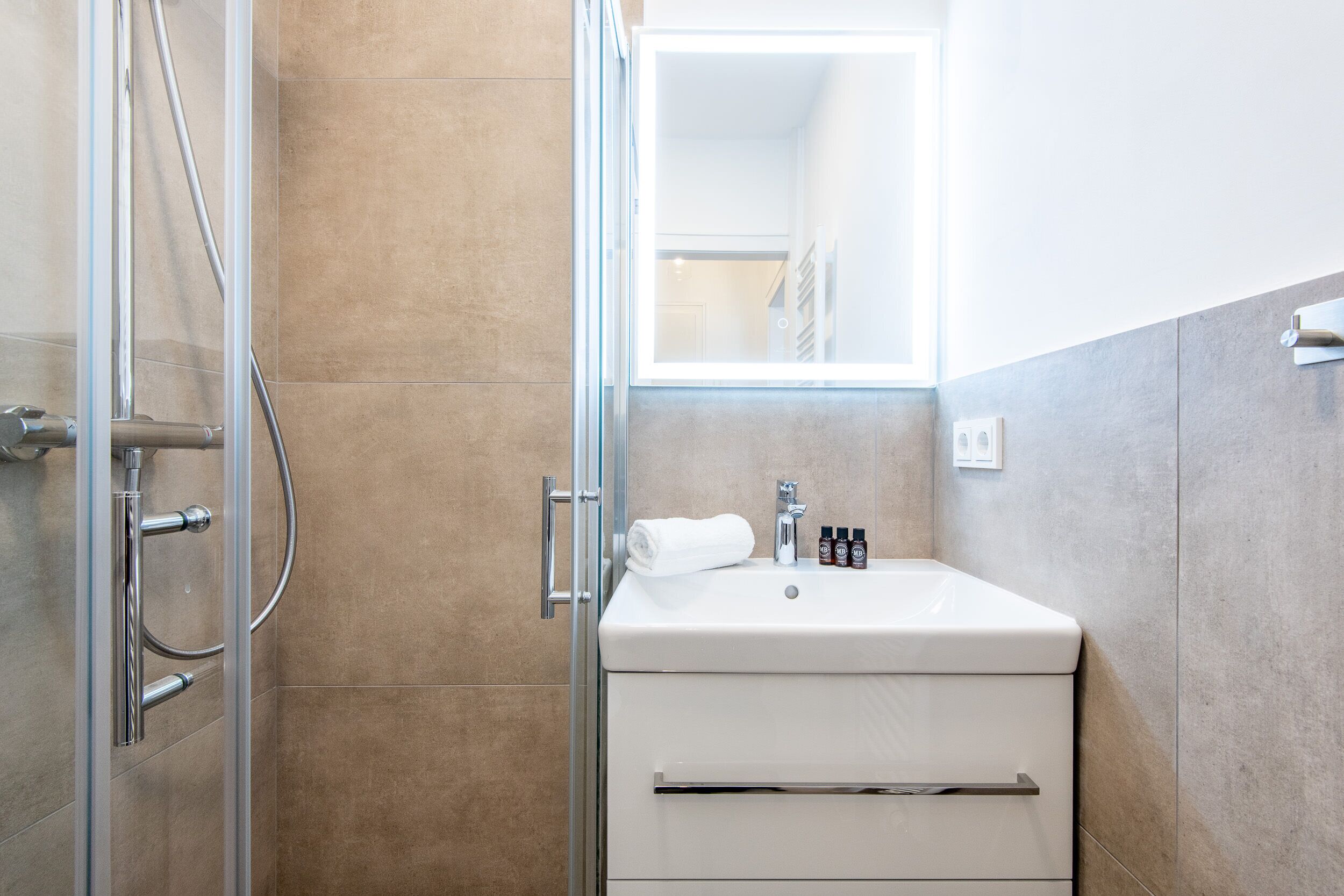 Shower, hair dryer, towels
