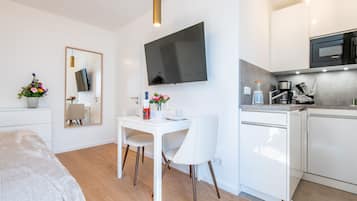 Iron/ironing board, free WiFi, bed sheets