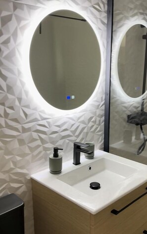 Dusj, hårføner, håndklær og såpe