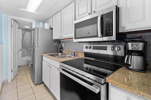 Fridge, microwave, oven, stovetop - Ocean View Suite: Includes Hot Breakfast 15th Flr (Myrtle Beach)