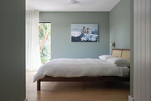 3 bedrooms, iron/ironing board, free WiFi, bed sheets - Byron Sanctuary- Luxe retreat (Byron Bay)