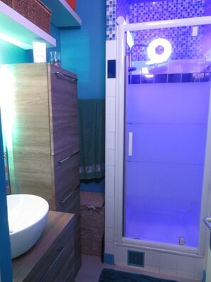 Dusche, Haartrockner, Handtücher, Seife