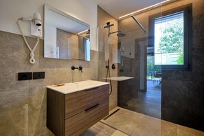 Douche, sèche-cheveux, bidet, serviettes fournies