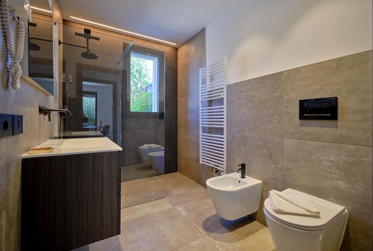 Shower, hair dryer, bidet, towels
