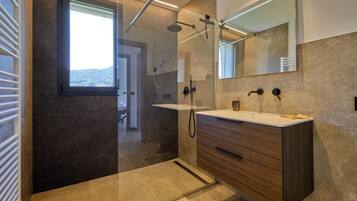 Regadera, secadora de cabello, bidet, toallas