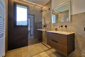 Bruser, hårtørrer, bidet, håndklæder