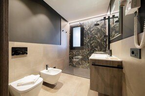 Dusche, Haartrockner, Bidet, Handtücher