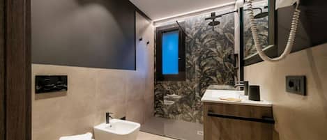 Shower, hair dryer, bidet, towels