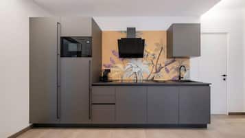 Cafeteira/chaleira, geladeira, micro-ondas, cooktop