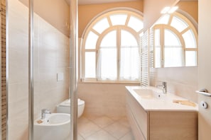 Shower, hair dryer, bidet, towels - ApartmentsGarda - Antiche Mura - Salgari (Garda)