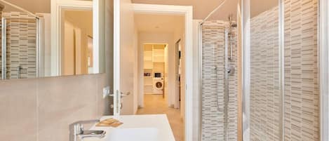Shower, hair dryer, bidet, towels