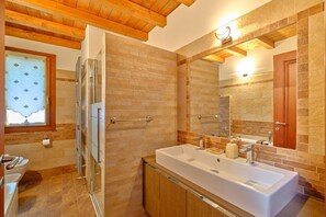 Shower, hair dryer, bidet, towels