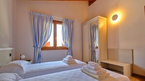 3 bedrooms, iron/ironing board, WiFi, bed sheets