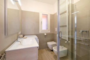 Dusche, Haartrockner, Bidet, Handtücher