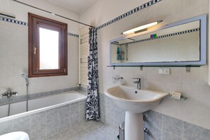 Hårføner, bidé, håndklær og toalettpapir