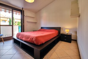 2 bedrooms, iron/ironing board, WiFi, bed sheets - ApartmentsGarda - Casa Eline (Garda)