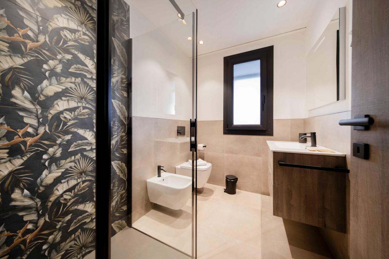 Shower, hair dryer, bidet, towels
