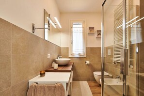 Regadera, secadora de cabello, bidet, toallas 