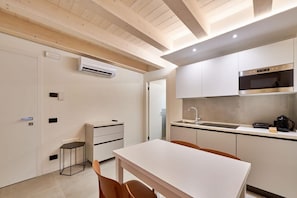 Køleskab, mikrobølgeovn, kogeplade, opvaskemaskine