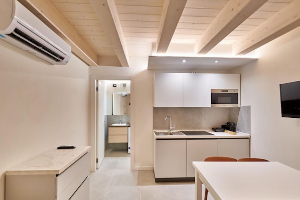 Køleskab, mikrobølgeovn, kogeplade, opvaskemaskine