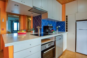 Kjøleskap, ovn, kokeplater og oppvaskmaskin