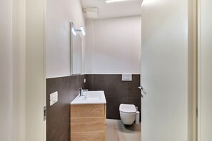 Dusche, Haartrockner, Bidet, Handtücher