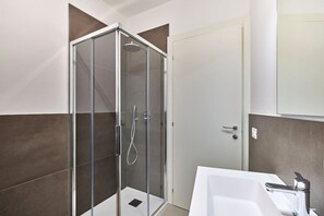 Ducha, secador de pelo, bidet, toallas