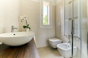 Shower, hair dryer, bidet, towels - ApartmentsGarda - Garda31 Residence - B10 (Garda)