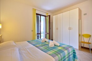 3 habitaciones, tabla de planchar con plancha, wifi y ropa de cama 