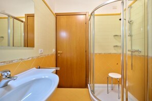 Doccia, asciugacapelli, bidet, asciugamani