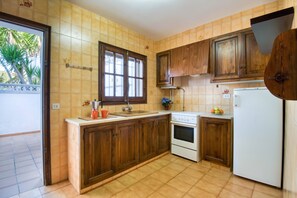 Fridge, microwave, oven, coffee/tea maker - RICABELLA : Beautiful holiday home in l'Escala in a quiet area (L'Escala)