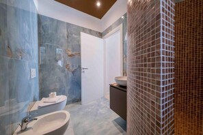 Shower, hair dryer, bidet, towels - ApartmentsGarda - L' Isola Blu - Morea (Garda)