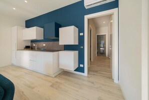 Fridge, microwave, stovetop, coffee/tea maker - ApartmentsGarda - L' Isola Blu - Morea (Garda)