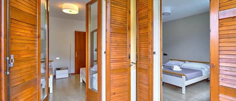 2 habitaciones, tabla de planchar con plancha, wifi y ropa de cama