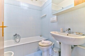 Hårtørrer, bidet, håndklæder