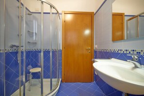 Een douche, een haardroger, een bidet, handdoeken