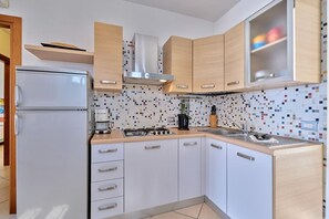 Geladeira, micro-ondas, cooktop, lava-louças