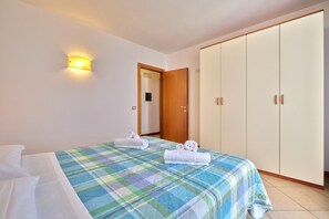 2 quartos, ferros/tábuas de passar roupa, Wi-Fi, roupa de cama