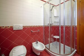 Een douche, een haardroger, een bidet, handdoeken
