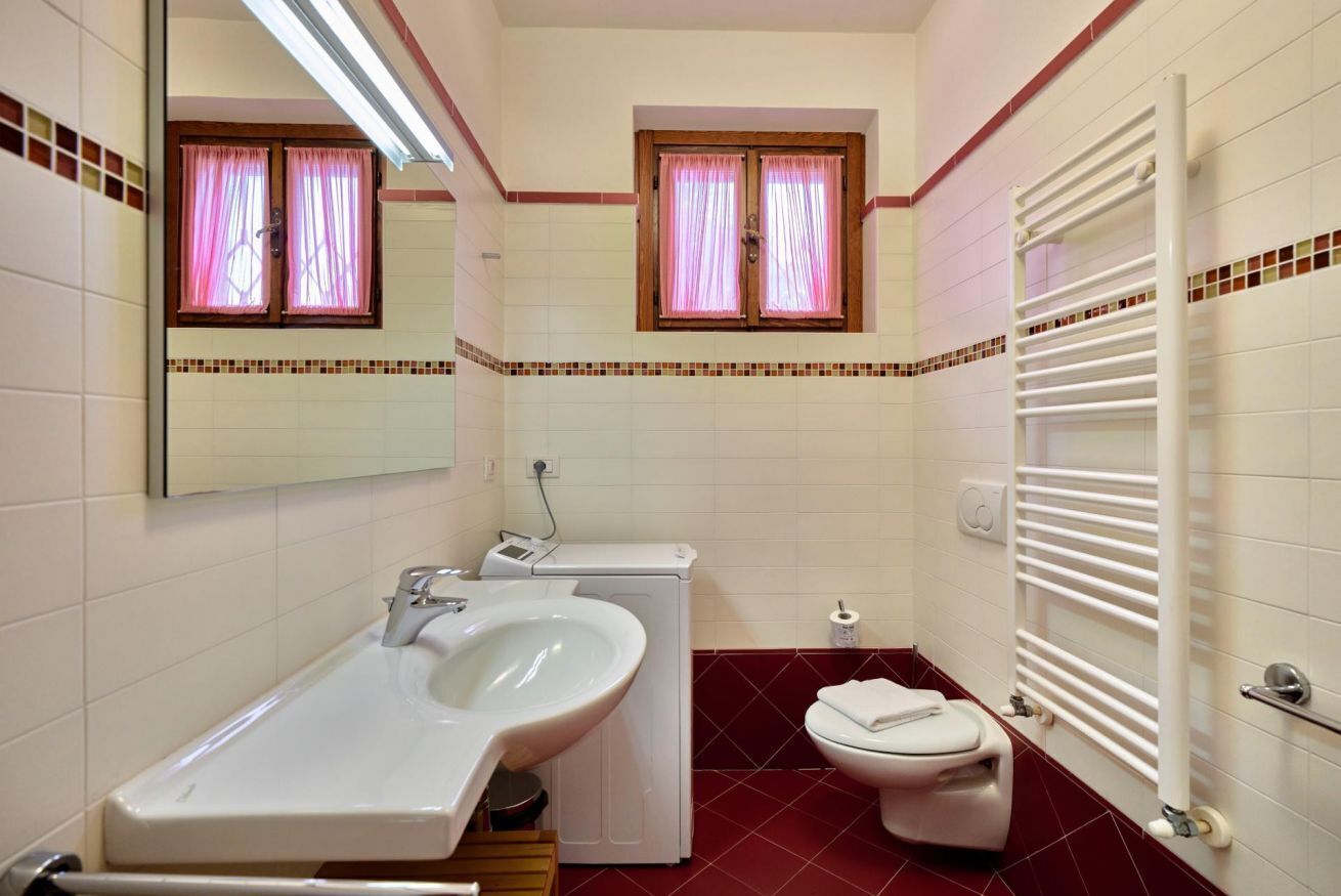 Douche, sèche-cheveux, bidet, serviettes fournies