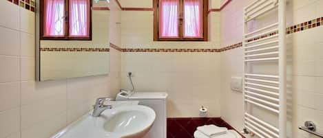 Douche, sèche-cheveux, bidet, serviettes fournies